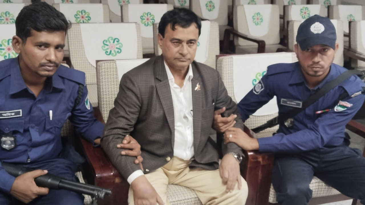 যশোর সার্কিট হাউস থেকে ভুয়া অতিরিক্ত সচিব গ্রেফতার